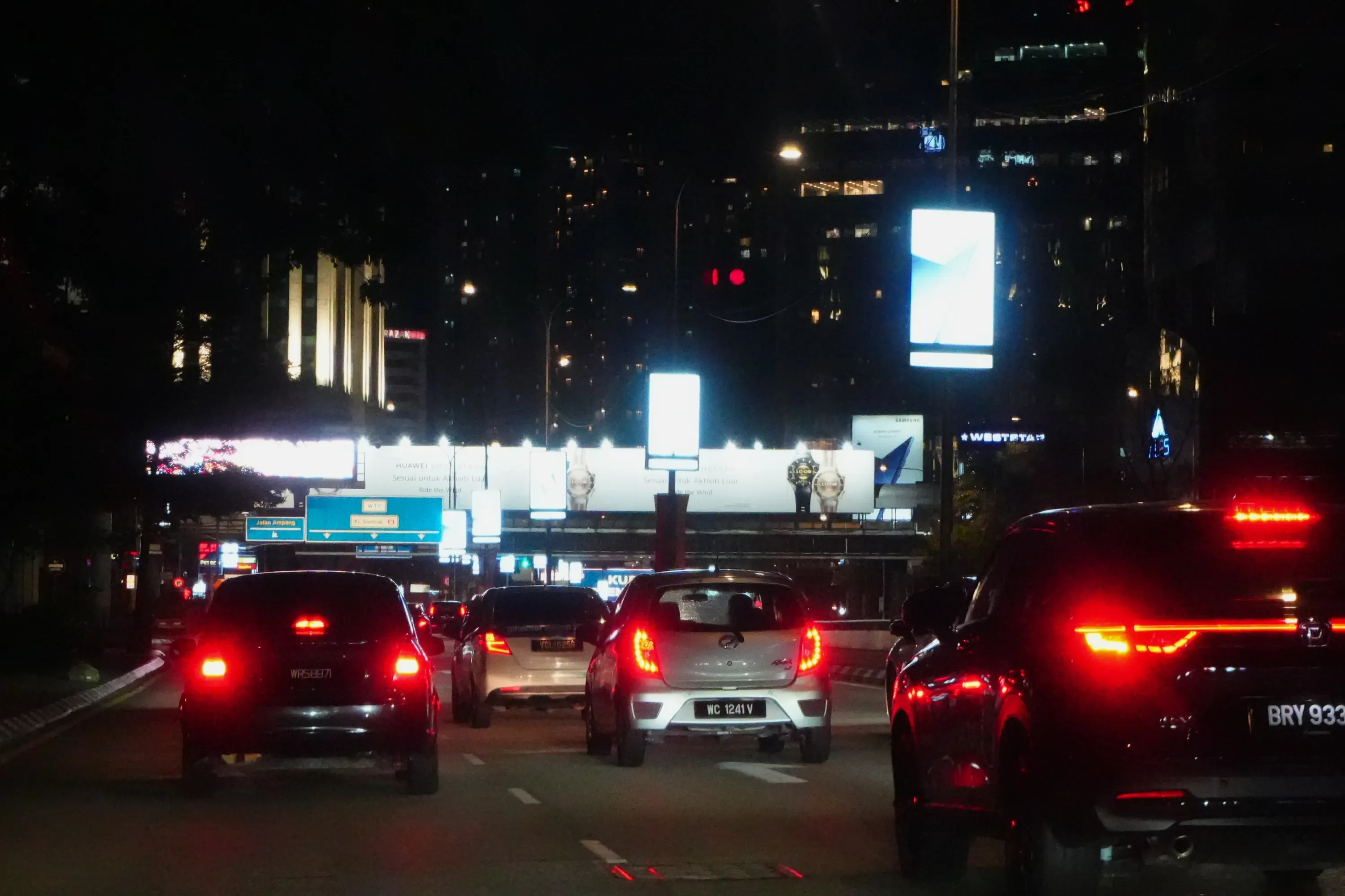 夜晚的城市公路